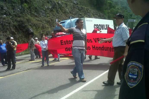 Con toma de carretera del norte, maestros hondureños piden pagos