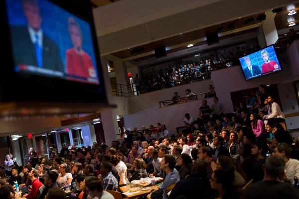 Students watch the first Presidential Debate between Donald Trump and Hillary Clinton during a viewing event at the Harvard University Kennedy School of Government on September 26, 2016, in Cambridge, Massachusetts. / AFP PHOTO / DOMINICK REUTER