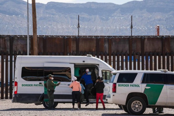 Republicanos denuncian en la frontera llegada masiva de migrantes a EEUU