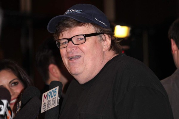 Cineasta estadounidense Michael Moore abre su hogar para refugiados sirios