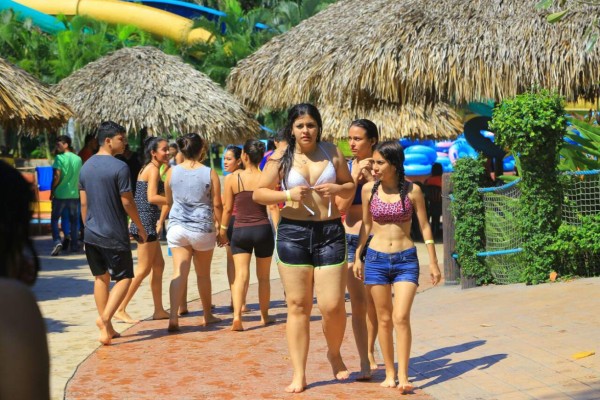 Honduras: Sampedranos se refrescan en parques acuáticos y balnearios