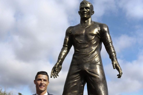 Cristiano Ronaldo junto a la estatua.