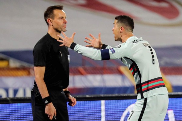 Árbitro pide perdón tras anular gol válido de Cristiano Ronaldo en el Serbia - Portugal