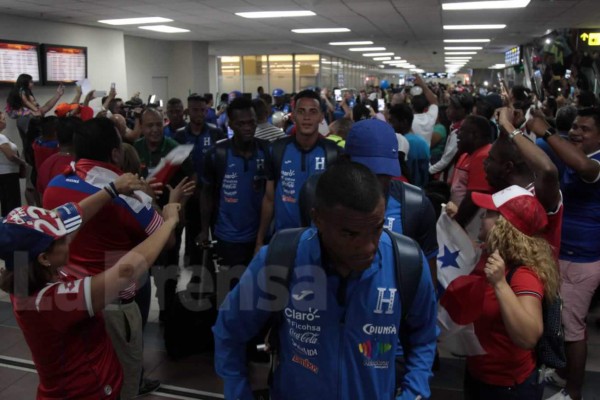 Recibimiento hostil de los panameños a la Selección de Honduras