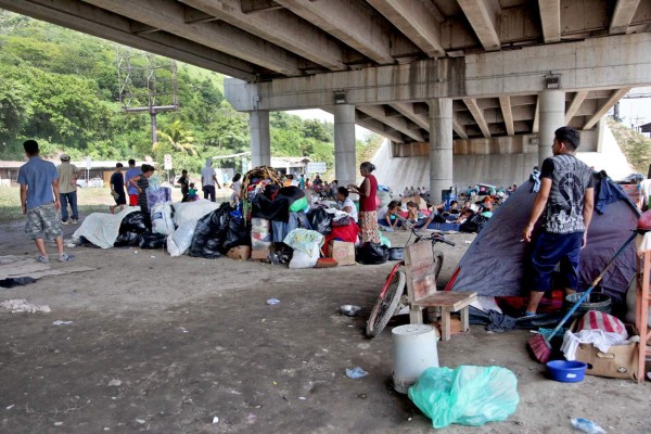 Damnificados se refugian bajo puentes y piden alimentos