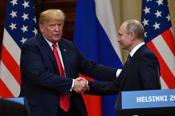 Trump da la razón a Putin y rechaza informe de sus agencias de inteligencia