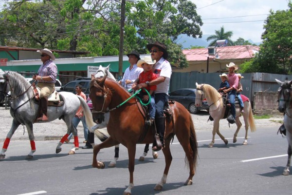 Desfile hípico de la Agas encanta a los sampedranos