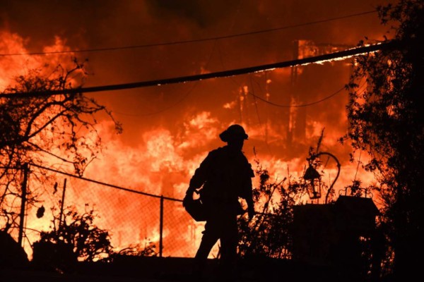 Asciende a 50 las víctimas por incendios en California