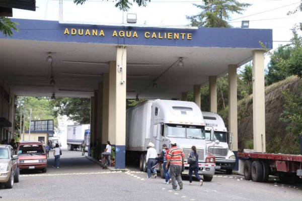 Detienen policías acusados de tráfico de personas