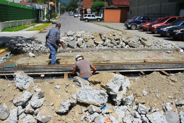 Reparación de quiebrapatas en la 5 calle de San Pedro Sula termina el martes