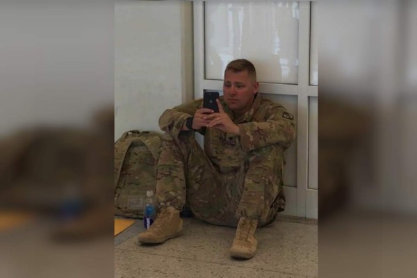 Soldado rompe en llanto en el aeropuerto y lo felicitan