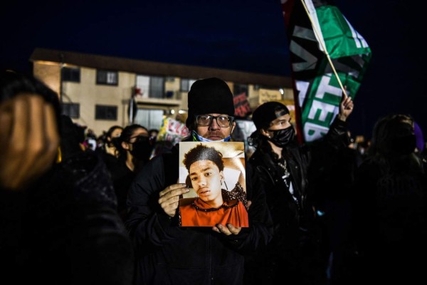 Piden reforma policial en EEUU tras séptima noche de protestas por muerte de Daunte Wright