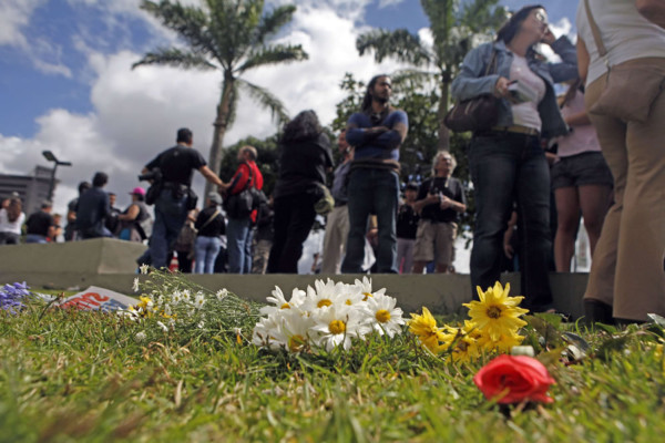 Con flores como ofrenda, venezolanos recuerdan a víctimas de la violencia