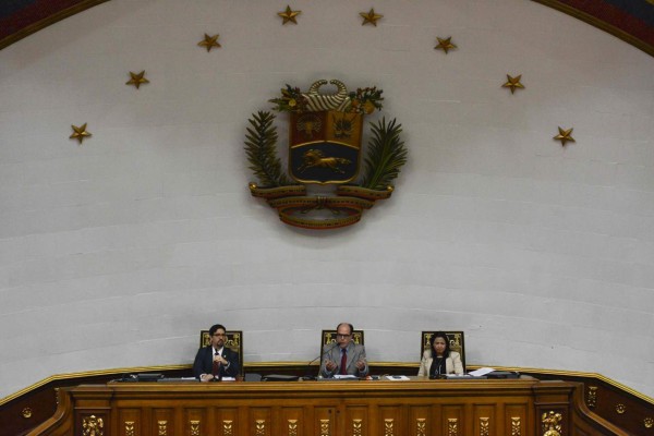 Las razones del Parlamento para declarar 'abandono del cargo' de Maduro