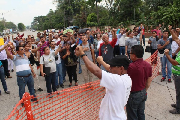 Maestros protestan en bulevar del norte de San Pedro Sula