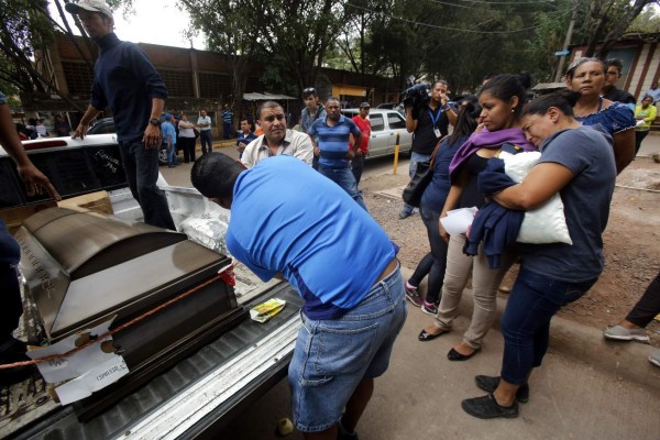 Dolientes retiraron los cuerpos ayer de las víctimas de la morgue.