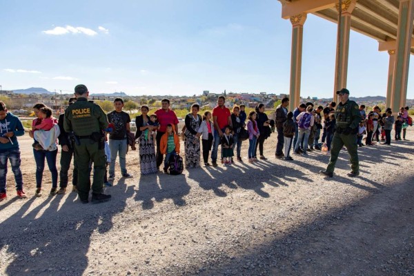 Arrestos de inmigrantes baten récord en abril en la frontera EEUU-México