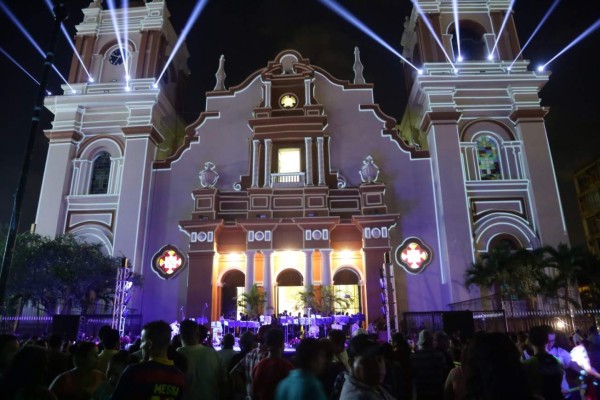 Impresionante videomapping en catedral de San Pedro Sula