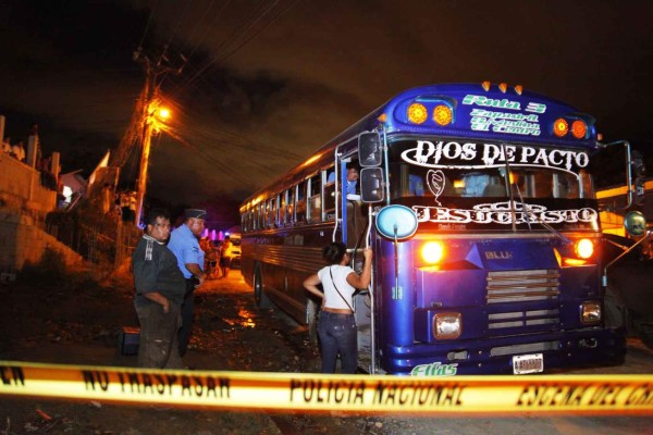Tres muertos por tiroteo a bus en Puerto Cortés