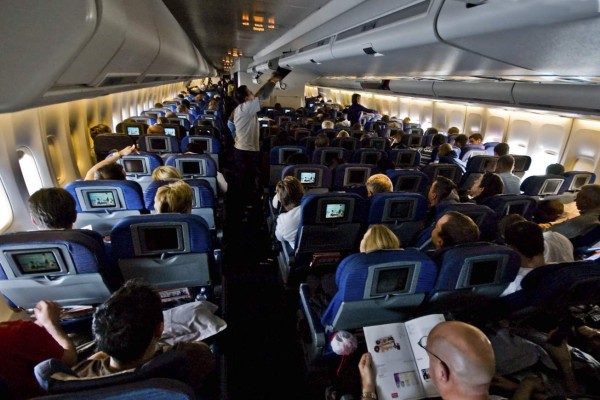 Revelan cuáles son los asientos más seguros en un avión