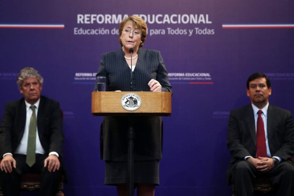 Bachelet propone fin al lucro, copago de familias y selección en escuelas chilenas