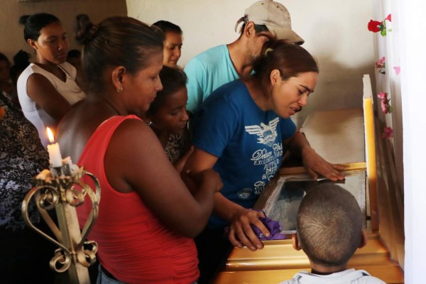 Su desconsuelo era por ver dentro de un féretro los restos de su hija Karla López Garay, de 12 años.