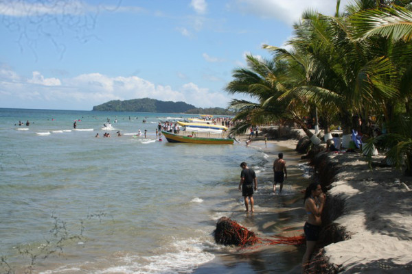 Fenómeno cíclico desgasta playas de Tela, Honduras