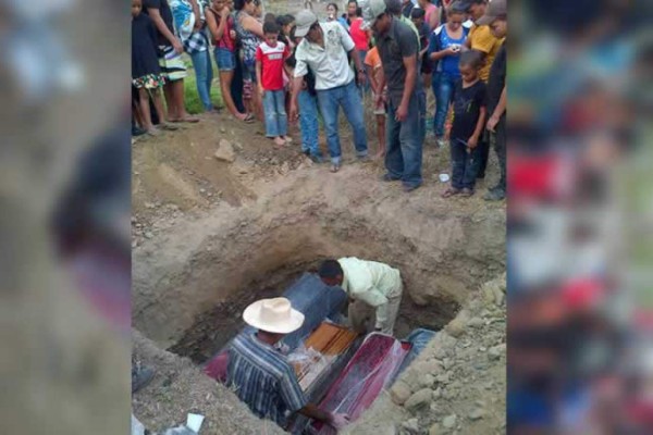 Con dolor sepultan a los niños brutalmente asesinados en Colón