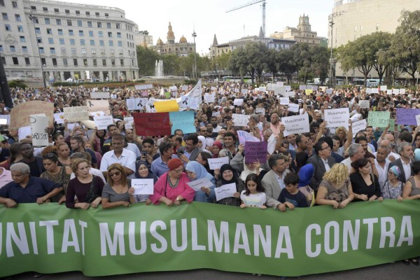 Members of the muslim community demonstrate at Plaza de Catalunya in Barcelona on August 21, 2017 to protest against terrorism four days after the Barcelona and Cambrils attacks that killed 15 people.Spanish police said on August 21, 2017 that they have identified the driver of the van that mowed down pedestrians on the busy Las Ramblas boulevard in Barcelona. The 22-year-old Moroccan Younes Abouyaaqoub is believed to be the last remaining member of a 12-man cell still at large in Spain or abroad, with the others killed by police or detained over last week's twin attacks in Barcelona and the seaside resort of Cambrils that claimed 14 lives, including a seven-year-old boy. / AFP PHOTO / JAVIER SORIANO