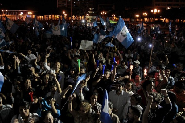 Guatemaltecos salen de nuevo a la calle a exigir la renuncia de Pérez Molina