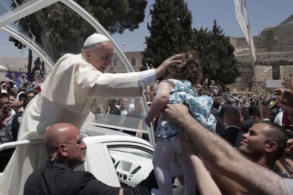 El Papa denuncia el muro y ofrece el Vaticano a palestinos e israelíes