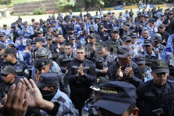Policías de Honduras celebran fin de huelga de 'fusiles caídos'