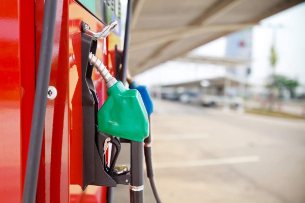 Precio combustibles: habrán leves rebajas este lunes