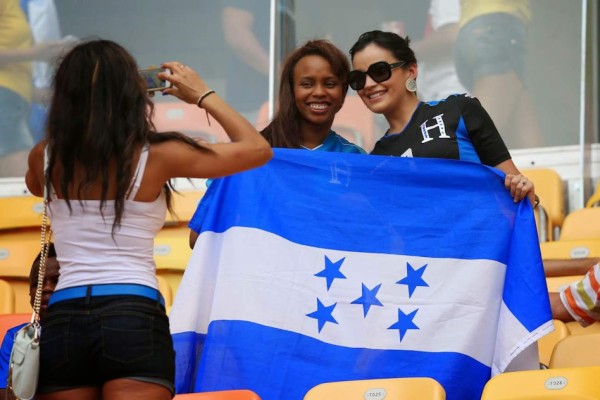 Aficionados de Honduras y Suiza, un duelo de coraje y sabor