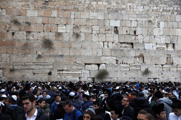 Orthodox Jews gather at the Western Wall in the Old City of Jerusalem on December 28, 2017 to pray for rain.The mass prayer was initiated in response to the ongoing drought, which will soon be entering its fifth year. / AFP PHOTO / MENAHEM KAHANA