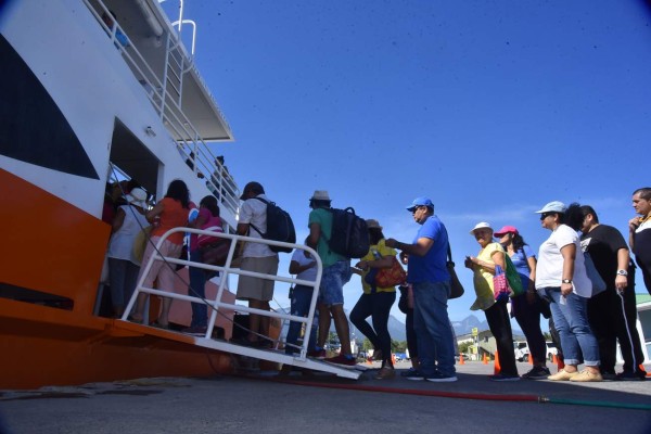 Salvadoreños abarrotan el litoral de Honduras