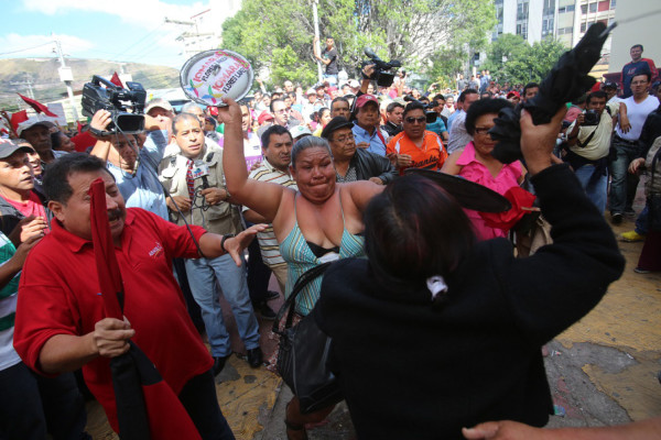 Batalla campal entre miembros de Libre en las afueras del Congreso Nacional