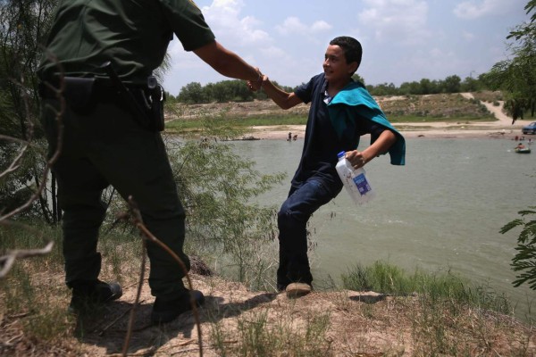 Alcaldía de Chicago ofrece alojamiento a niños migrantes