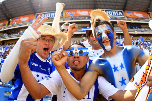 Los hondureños se ven celebrando la victoria contra Costa Rica