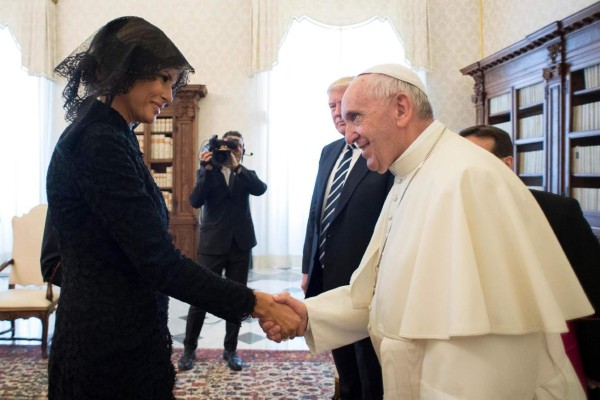 El Papa Francisco bromea con Melania frente a Trump