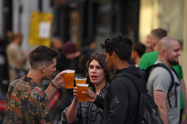 Noche de fiesta 'fuera de control' en Inglaterra en la reapertura de pubs