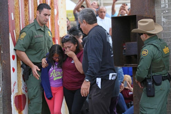 Tres minutos para abrazarse en la frontera entre EUA y México