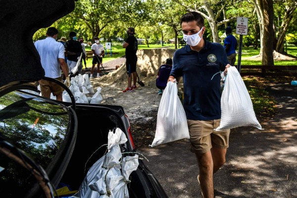 Huracán Isaías impactará en la noche en Florida tras dejar sin electricidad las Bahamas