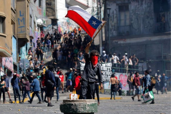 Policía chilena suspende uso de perdigones contra protestas