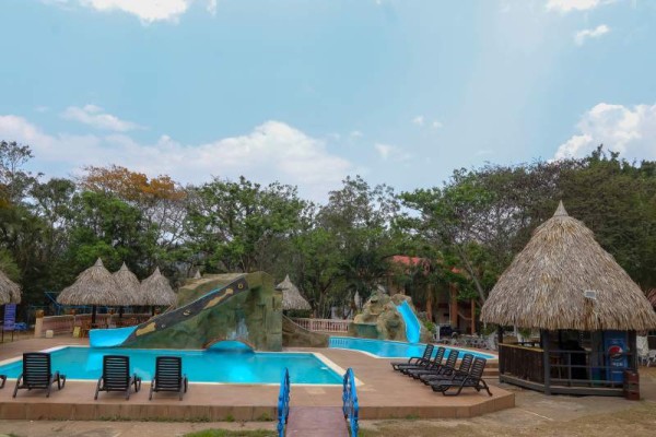 Balneario Cascata Lodge.Se encuentra en la carretera CA-5 en la recta de Yojoa, desvío a la aldea Las Marías. No se permite el ingreso de comida ni bebidas alcohólicas.