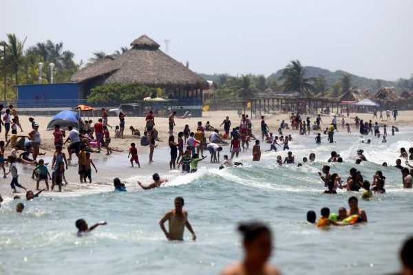 Miles disfrutan ya del verano en la playas de Honduras