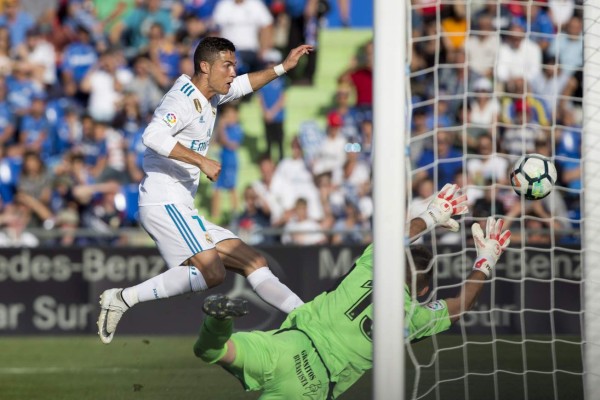 GRA221. GETAFE (MADRID), 14/10/2017.- El delantero portugués del Real Madrid Cristiano Ronaldo (i) durante el partido ante el Getafe correspondiente a la octava jornada de LaLiga Santander disputado hoy en el Coliseum Alfonso Pérez. EFE/Rodrigo Jimenez