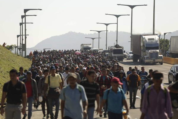 ES3001. SAN SALVADOR (EL SALVADOR), 31/10/2018.- Una segunda caravana formada por unos 600 migrantes, entre ellos niños y mujeres, sale hoy, miércoles 31 de octubre de 2018, con rumbo a los Estados Unidos, a menos de una semana de que una primera parte comenzara su viaje hacia el país norteamericano. Se trata de dos grupos de unas 300 personas cada uno, dijeron los periodistas portavoces de los migrantes. EFE/Rodrigo Sura