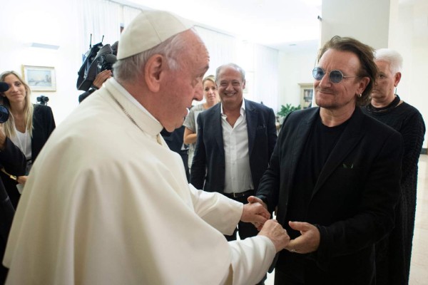 El papa Francisco habla con Bono de su 'dolor' por la pedofilia en la Iglesia