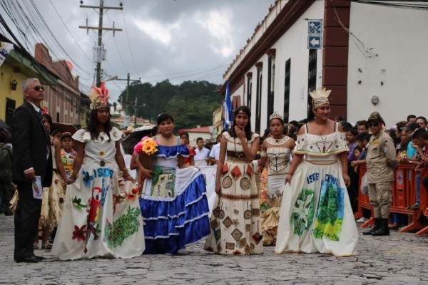 34 institutos de Santa Rosa de Copán engalanan desfiles
